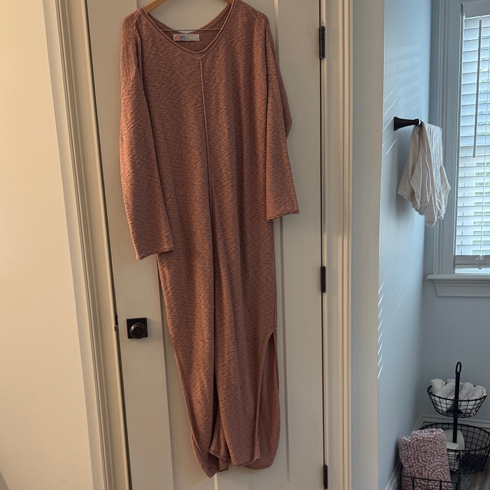 Free People long sleeved sweater maxi dress. Excellent condition. Never worn.